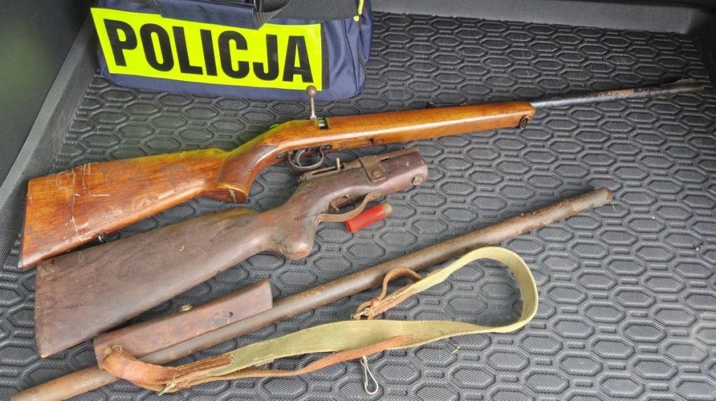 Broń zabezpieczona przez policjantów z Poddębic