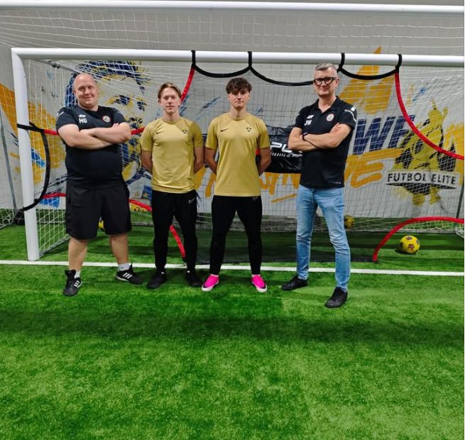 Przedstawiciele LKS Termy Poddębice i Futbol Elite na hali treningowej