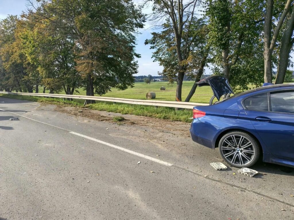 Dwa auta jednocześnie wyprzedzały ciągnik. Kolizja na krajowej 72 w Poddębicach