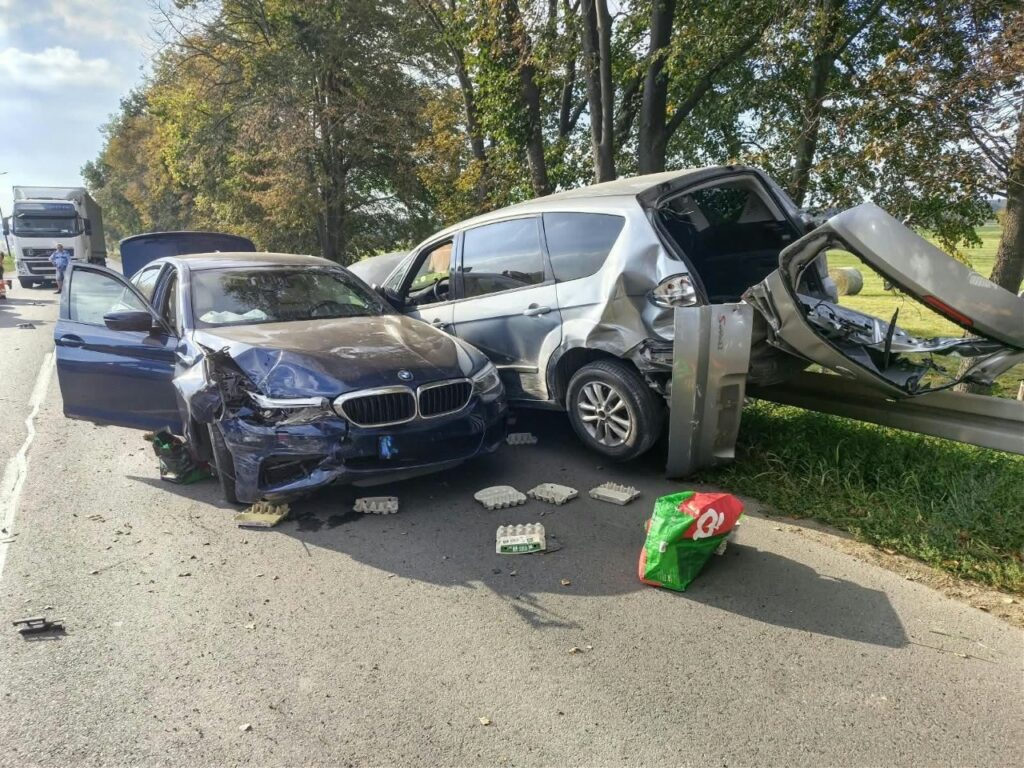 Dwa auta jednocześnie wyprzedzały ciągnik. Kolizja na krajowej 72 w Poddębicach