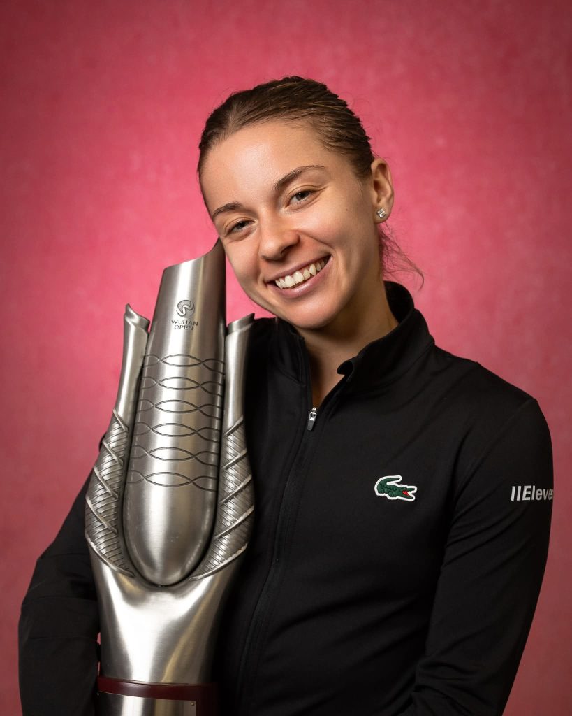 Maja Chwalińska z trofeum z Wuhan