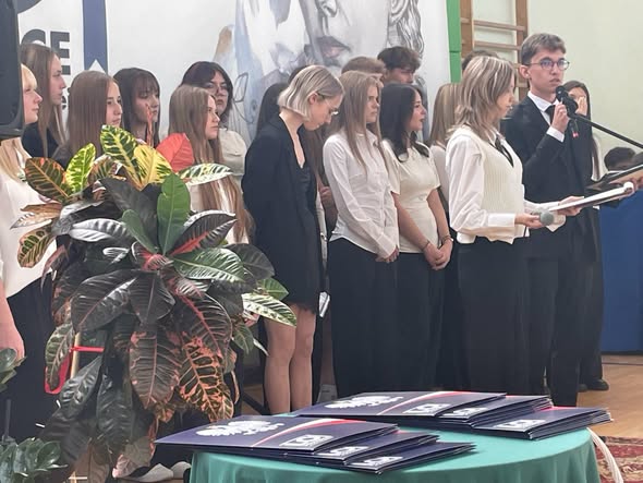 Uroczystości Dnia Edukacji Narodowej i ślubowania w liceum w Poddębicach – zdjęcie 2