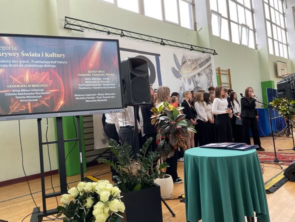 Uroczystości Dnia Edukacji Narodowej i ślubowania w liceum w Poddębicach – zdjęcie 3
