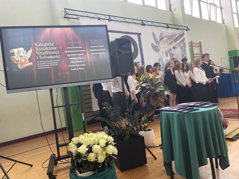 Uroczystości Dnia Edukacji Narodowej i ślubowania w liceum w Poddębicach – zdjęcie 1