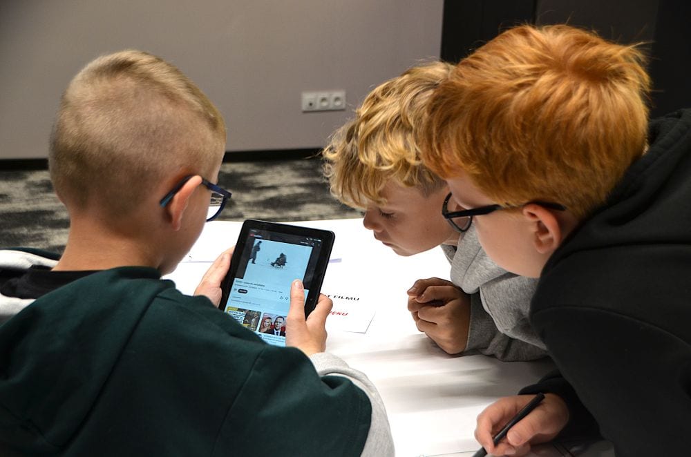 Uczniowie tworzą dźwięk do animacji na tabletach