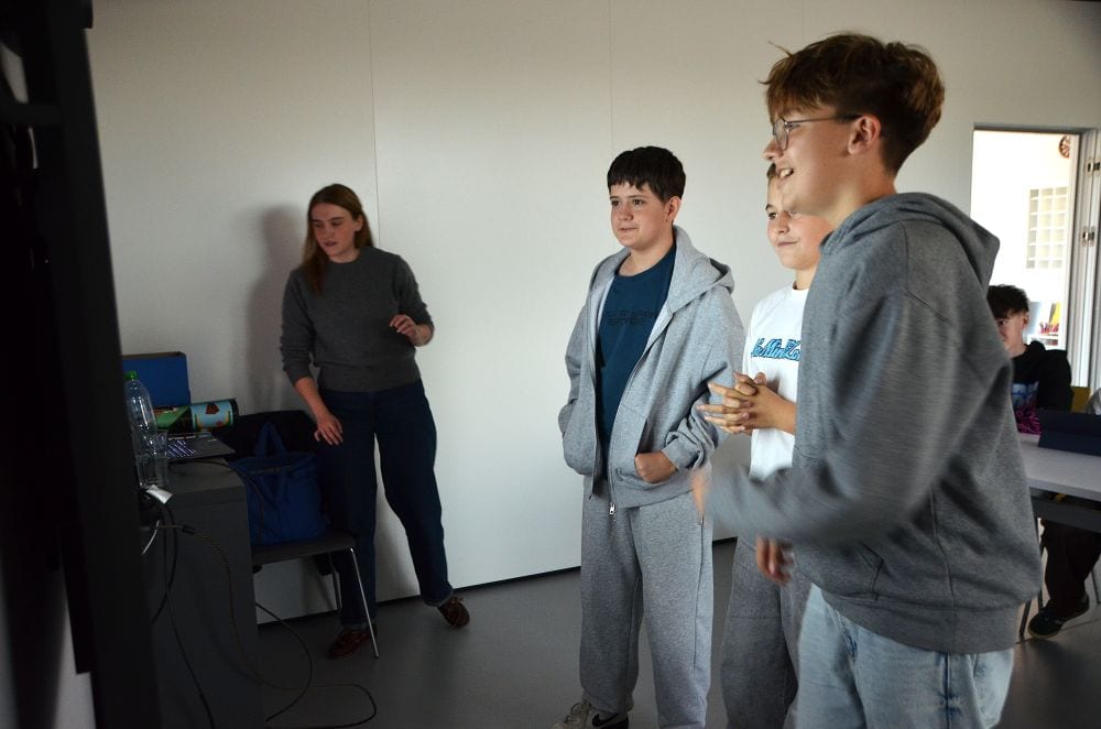 Uczestnicy warsztatów pracują w grupach